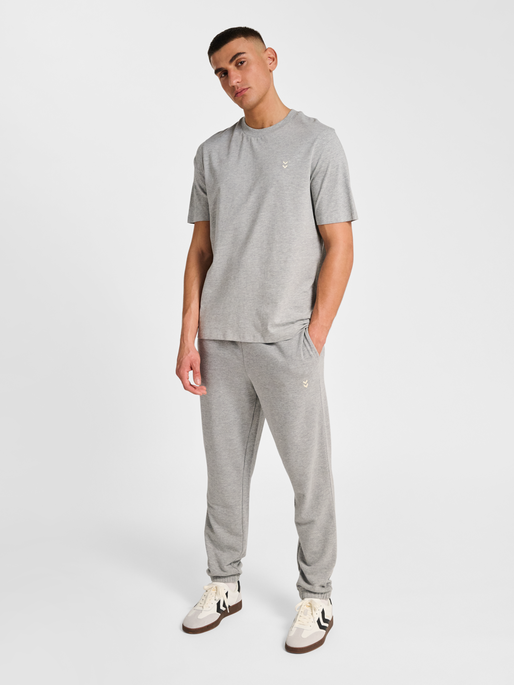 hmlPULSE T-SHIRT, GREY MELANGE, model