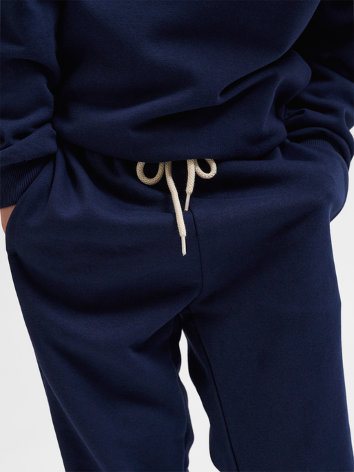 hmlJR LOOSE SWEATPANTS BEE, DRESS BLUES, model