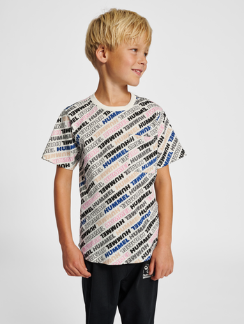 hmlCALEB T-SHIRT S/S, MARSHMALLOW, model