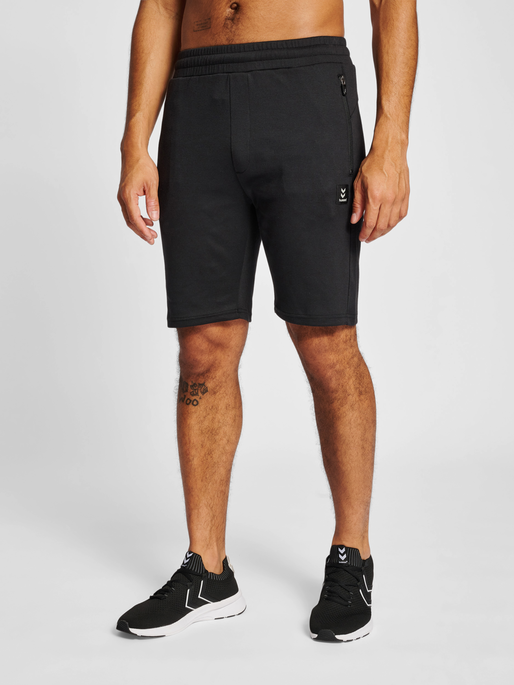 hmlMT INTERVAL SHORTS, BLACK, model