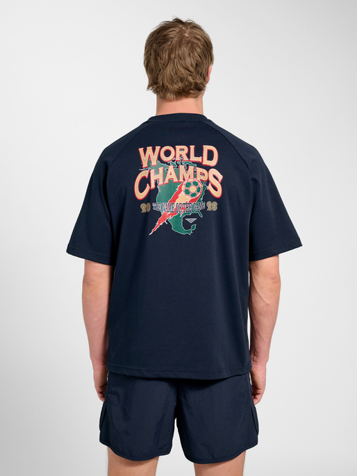 hmlWORLD 26 T-SHIRT S/S, DARK SAPPHIRE, model