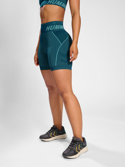 hmlTE CHRISTEL SEAMLESS SHORTS, DEEP TEAL/PASTEL TURQUOISE MEL, model