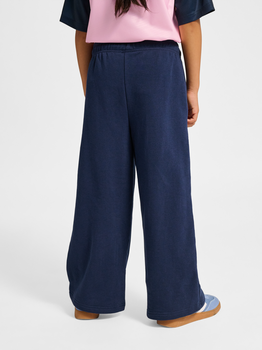 hmlJR LOOSE WL PINTUG SWEATPANTS, DRESS BLUES, model