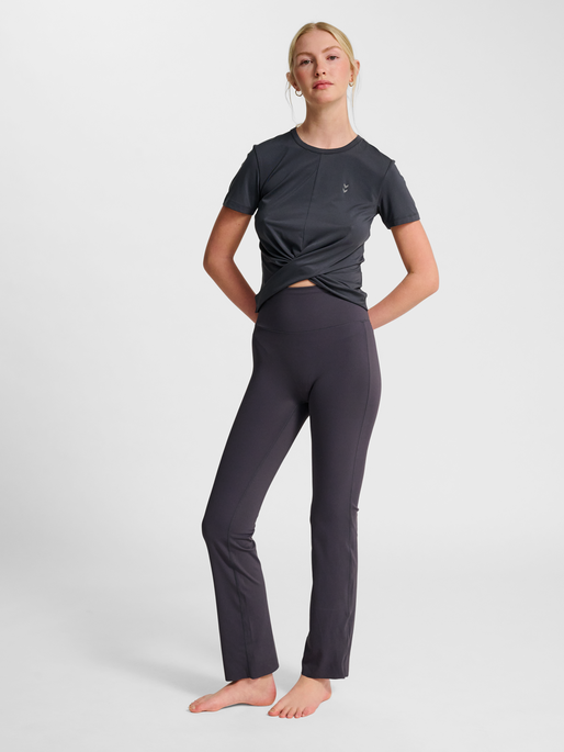 hmlYOGA WRAP W T-SHIRT S/S, EBONY, model