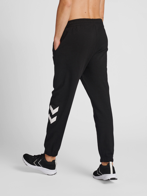 hmlLEGACY REGULAR PANTS, BLACK, model