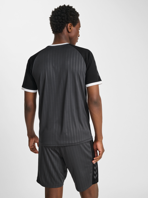 hmlPULSE STRIPE T-SHIRT S/S, EBONY/BLACK, model