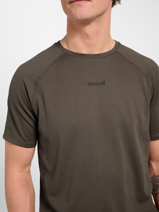hmlMOMENTUM T-SHIRT S/S, MAJOR BROWN, model