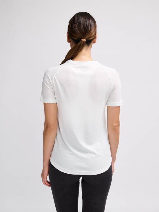 hmlMT VANJA T-SHIRT, WHITE, model