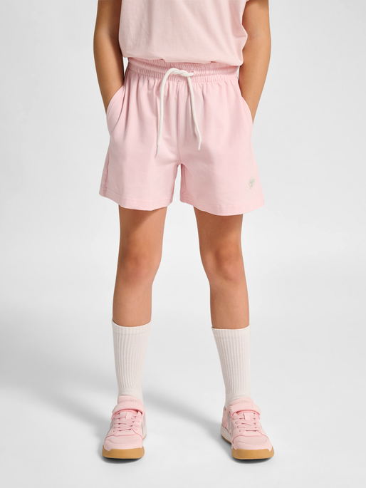 hmlJR LOOSE SOLID SHORTS, PALE LILAC, model