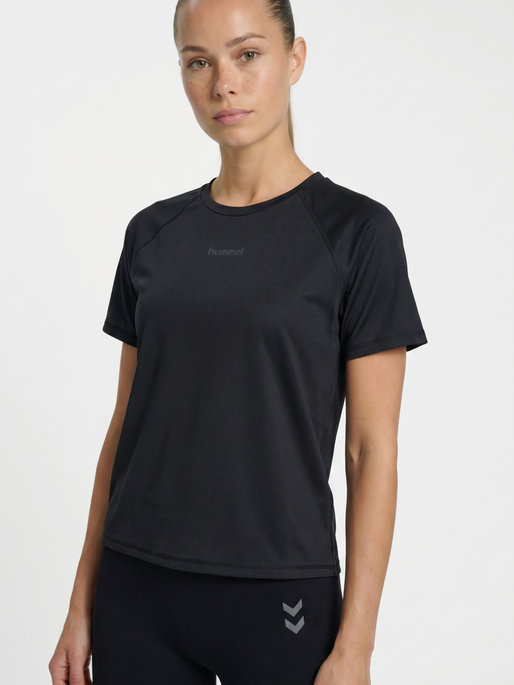 hmlVANJA TECH T-SHIRT S/S, BLACK, model