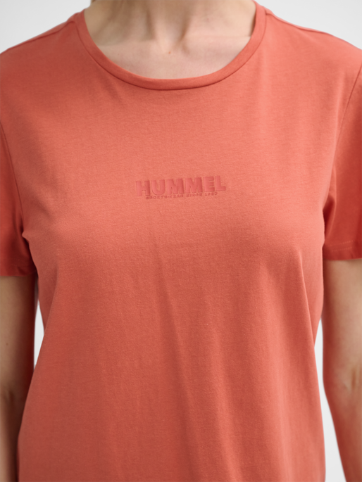 hmlLEGACY WOMAN T-SHIRT, APRICOT BRANDY, model