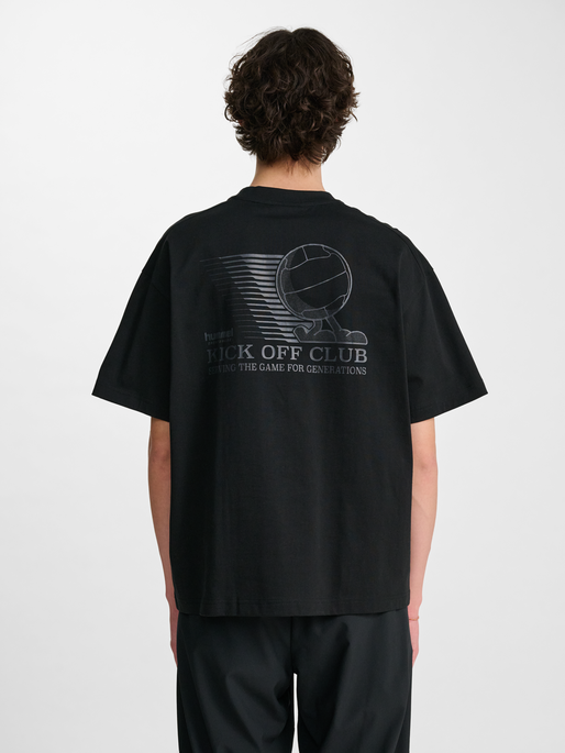 hmlLOOSE T-SHIRT S/S KICK OFF CLUB, BLACK, model