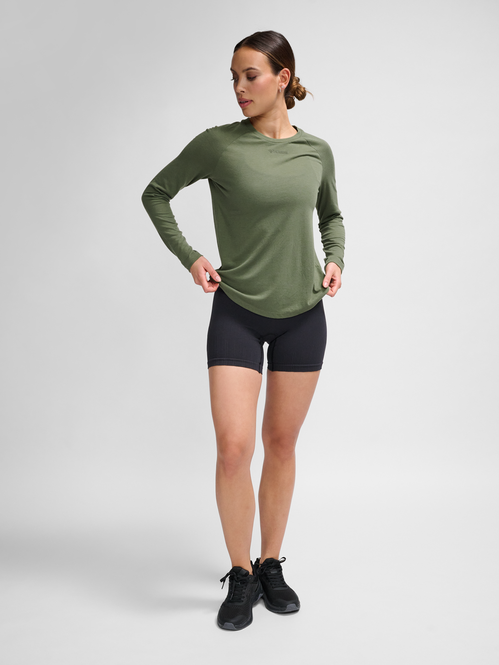 hmlMT VANJA T-SHIRT L/S, DEEP LICHEN GREEN, model