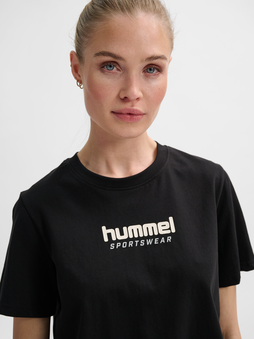 hmlLGC MALU CROPPED T-SHIRT, BLACK, model