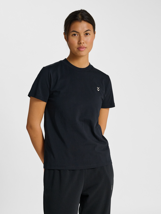 hmlPULSE W T-SHIRT, BLACK hmlPULSE W T-SHIRT, BLACK, model