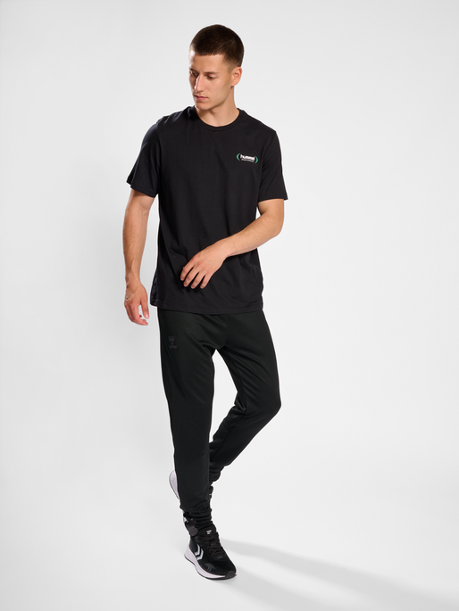 hmlLGC BARRY T-SHIRT, 2001, model