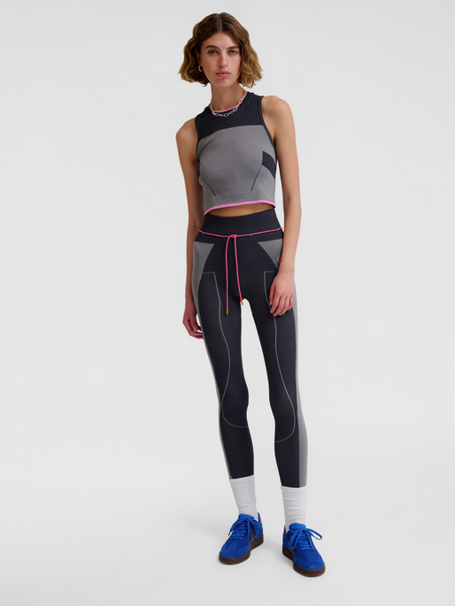 hmlSEAMLESS TOP, SHARKSKIN, model