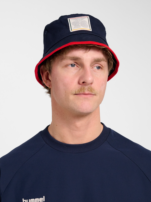 hmlWORLD 26 BUCKET HAT, DARK SAPPHIRE, model