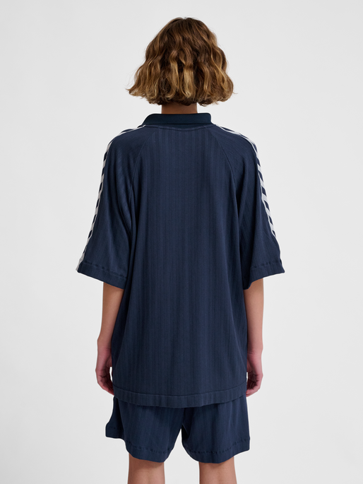 hmlARCHIVE LOOSE POLO SHIRT S/S, BLACK IRIS, model