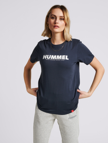 hmlLEGACY T-SHIRT, BLUE NIGHTS, model