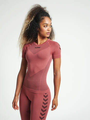 HUMMEL FIRST SEAMLESS JERSEY S/S WOMAN, MARSALA, model