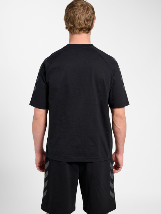 hmlKEEPER CHEVRON T-SHIRT S/S, BLACK, model