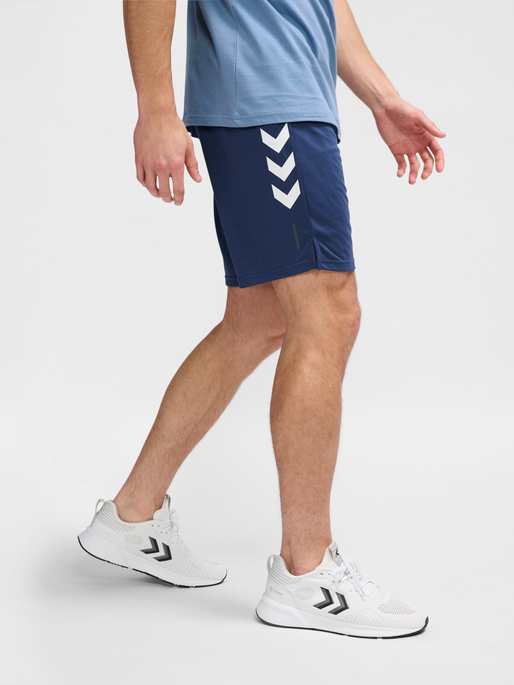 hmlTE TOPAZ SHORTS, INSIGNIA BLUE, model