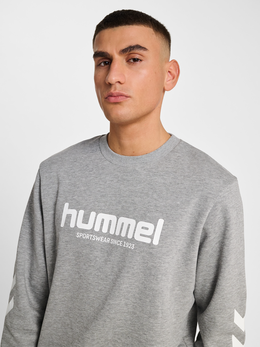 hmlLEGACY 2.0 SWEATSHIRT, GREY MELANGE, model