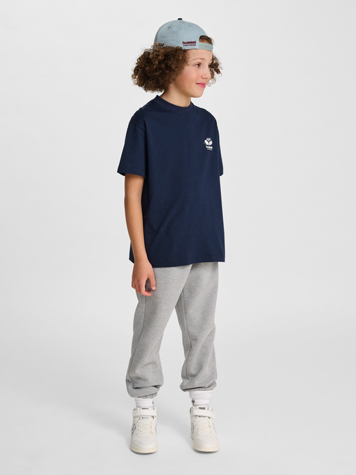 hmlLOOSE TEE S/S GRAPHIC JUNIOR, DARK SAPPHIRE, model