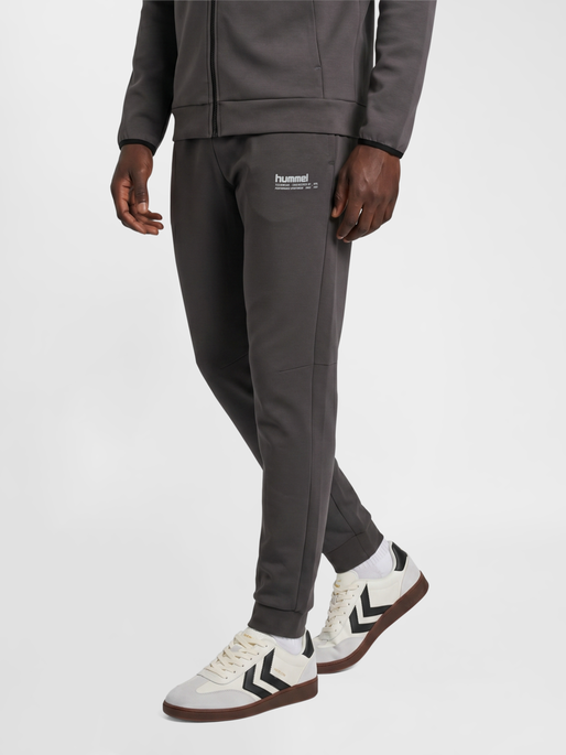 hmlTECH FLEECE REGULAR PANTS, SHALE, model