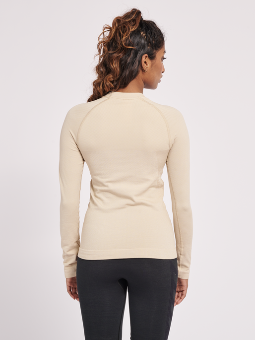 hmlCLEA SEAMLESS TIGHT T-SHIRT LS, CHATEAU GRAY, model