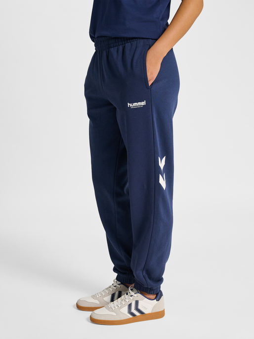 hmlLEGACY 2.0 W SWEATPANTS, DRESS BLUES, model