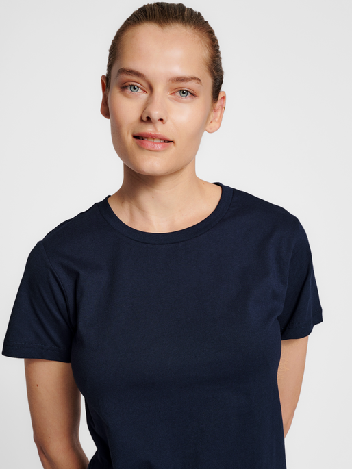 hmlRED BASIC T-SHIRT S/S WOMAN, MARINE, model