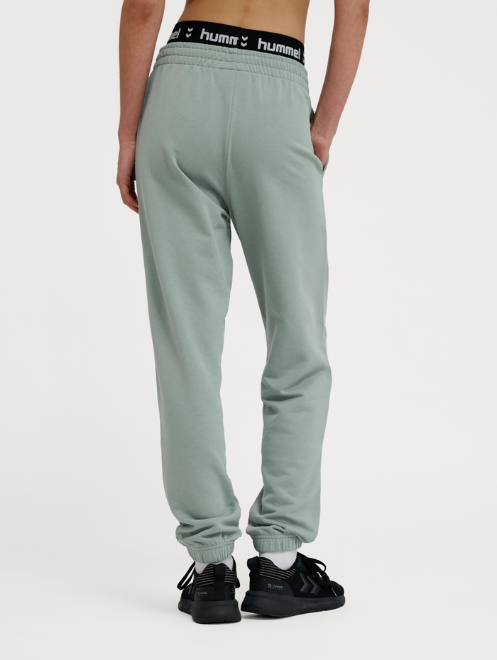 hmlPULSE W SWEAT PANTS, CHINOIS GREEN, model