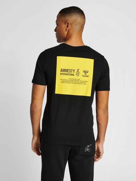 hmlAMNESTY LABEL T-SHIRT, BLACK, model