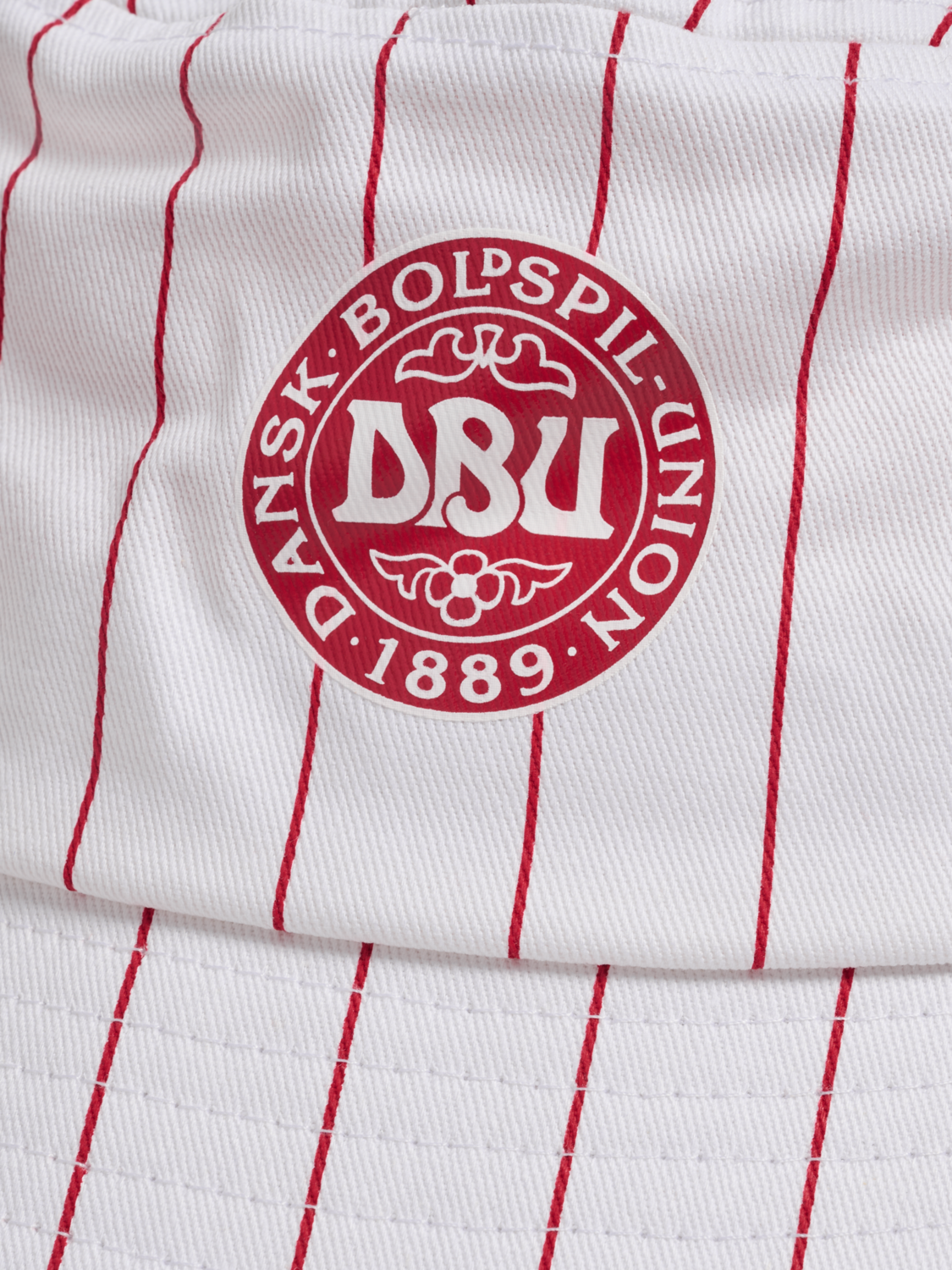 DBU 26 FAN DYNAMITE BUCKET HAT, WHITE/RED, packshot