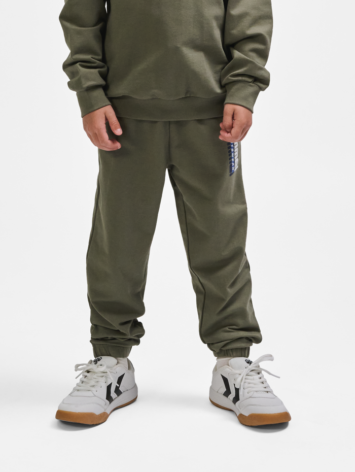 hmlTUKAS PANTS, DUSTY OLIVE, model