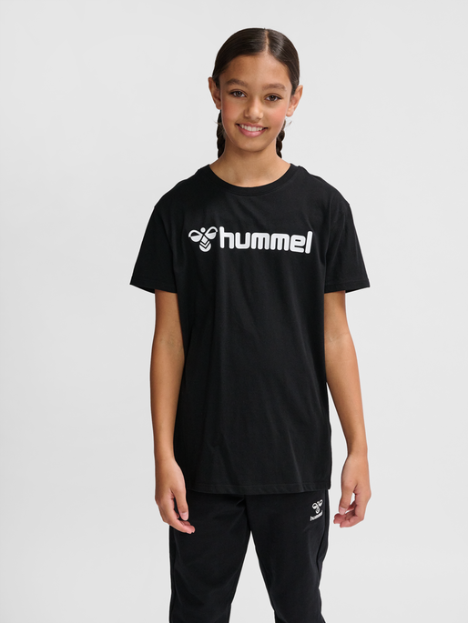 hmlGO 2.0 LOGO T-SHIRT S/S KIDS, BLACK, model