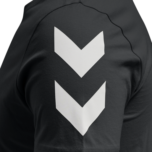 hmlLEGACY CHEVRON T-SHIRT, BLACK hmlLEGACY CHEVRON T-SHIRT, BLACK, packshot