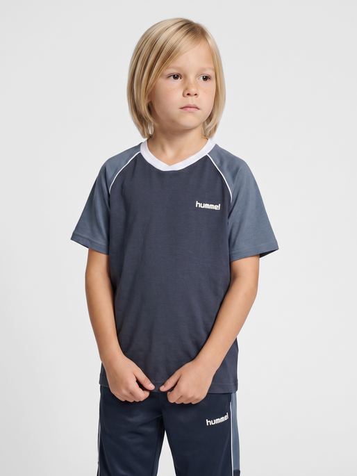 hmlJR ROLF T-SHIRT S/S, OMBRE BLUE, model