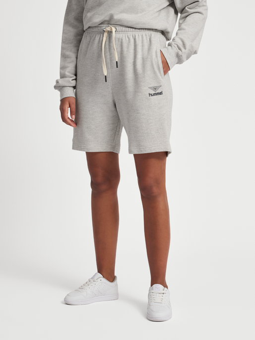 hmlHIVE LUCAS SWEATSHORTS, GREY MELANGE, model