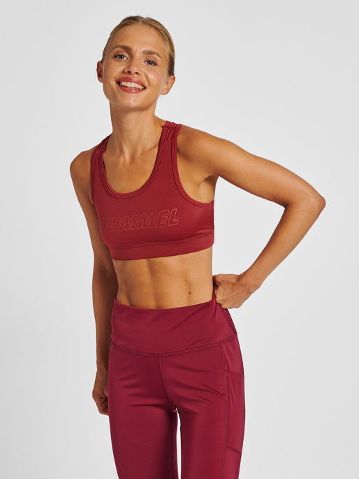 hmlTE TOLA SPORTS BRA, CABERNET, model