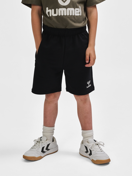 hmlON SHORTS, BLACK, model