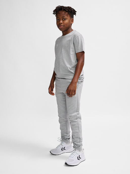 hmlGO 2.0 SWEATPANTS KIDS, GREY MELANGE, model