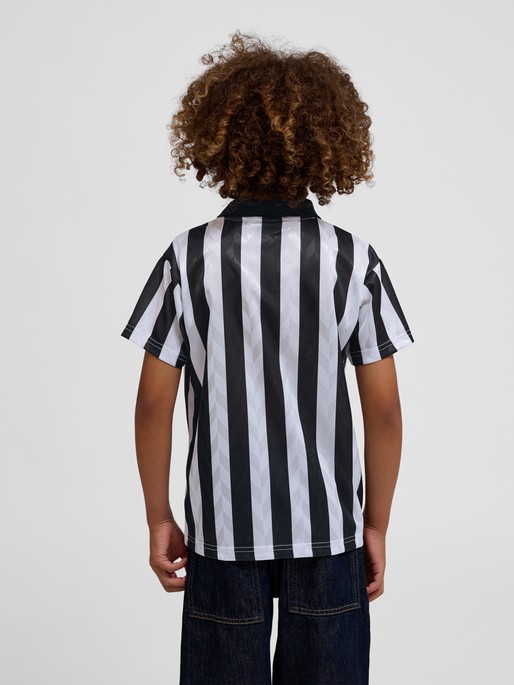 hmlVIGO FOOTBALL T-SHIRT S/S, BLACK, model