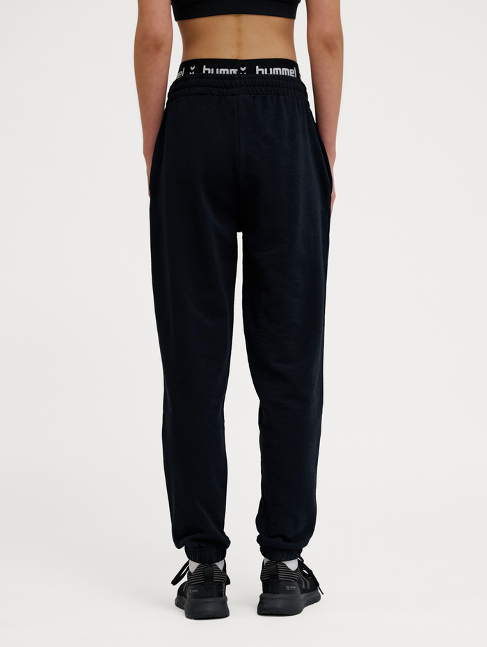 hmlPULSE W SWEAT PANTS, BLACK, model