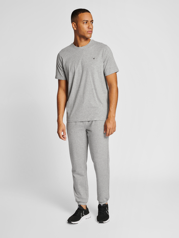 hmlIC FRED SWEATPANTS, GREY MELANGE, model