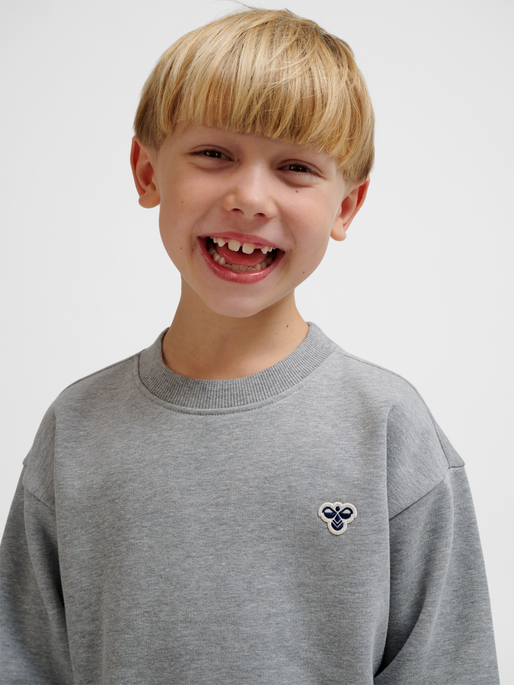 hmlJR LOOSE CREWNECK BEE, GREY MELANGE, model