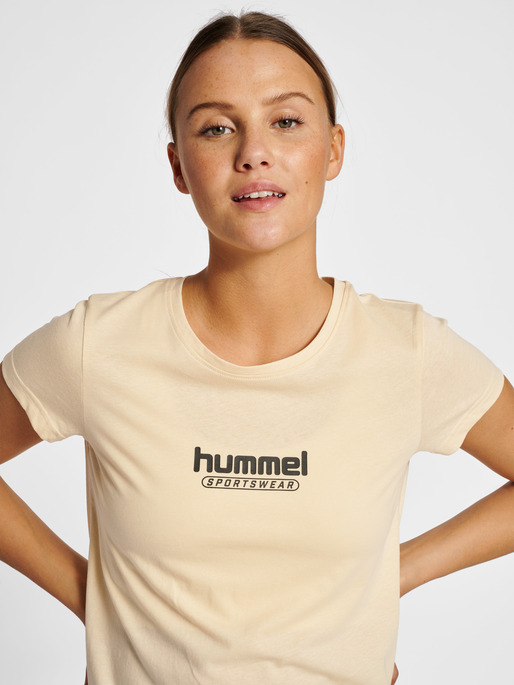 hmlBOOSTER WOMAN T-SHIRT, 8084, model