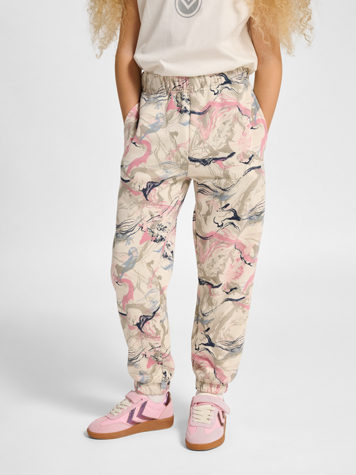 hmlJR LOOSE AOP ADJ WAIST PANTS, SILVER BIRCH, model